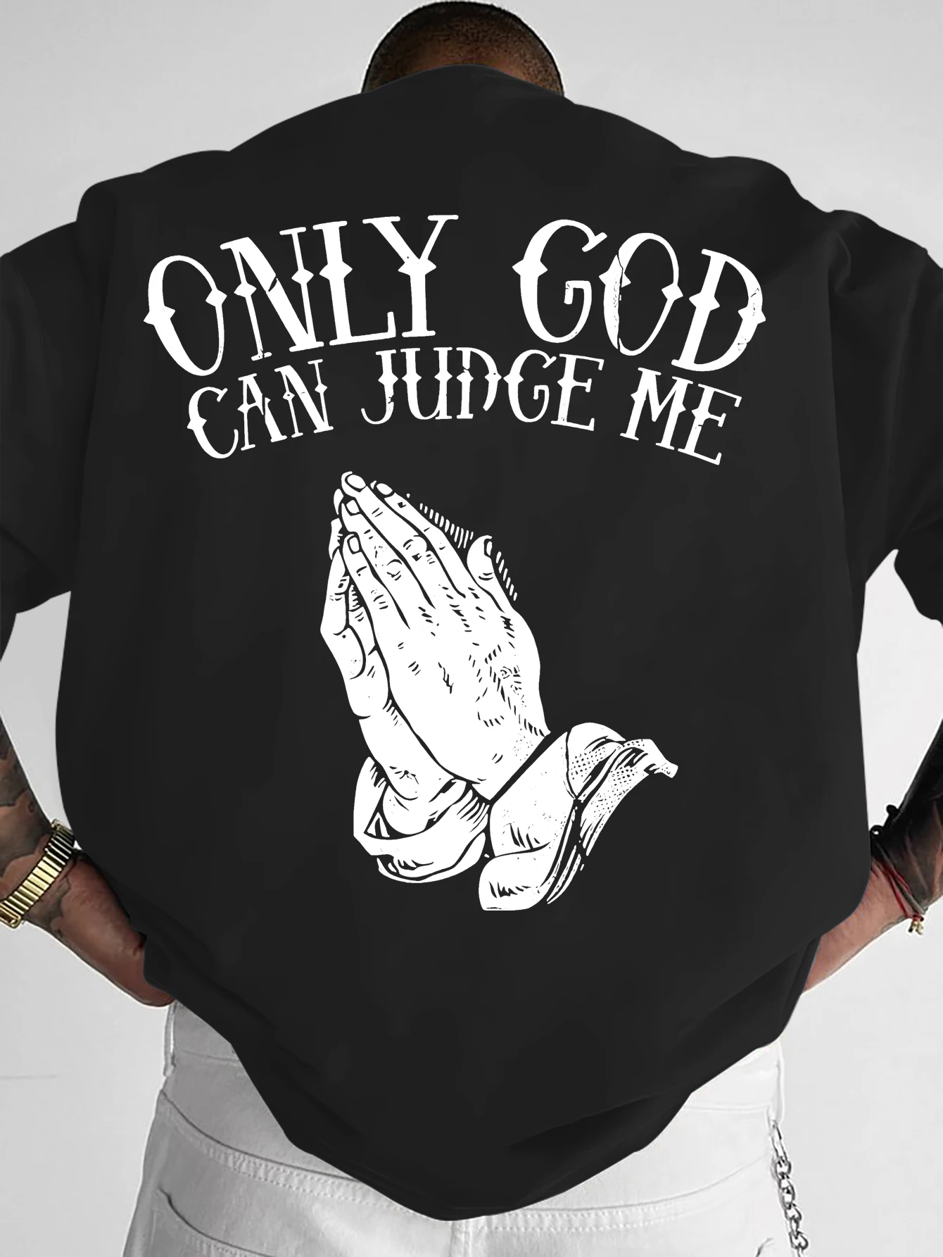 T-shirt vintage avec motif mains en prière « Seul Dieu peut m'juger»