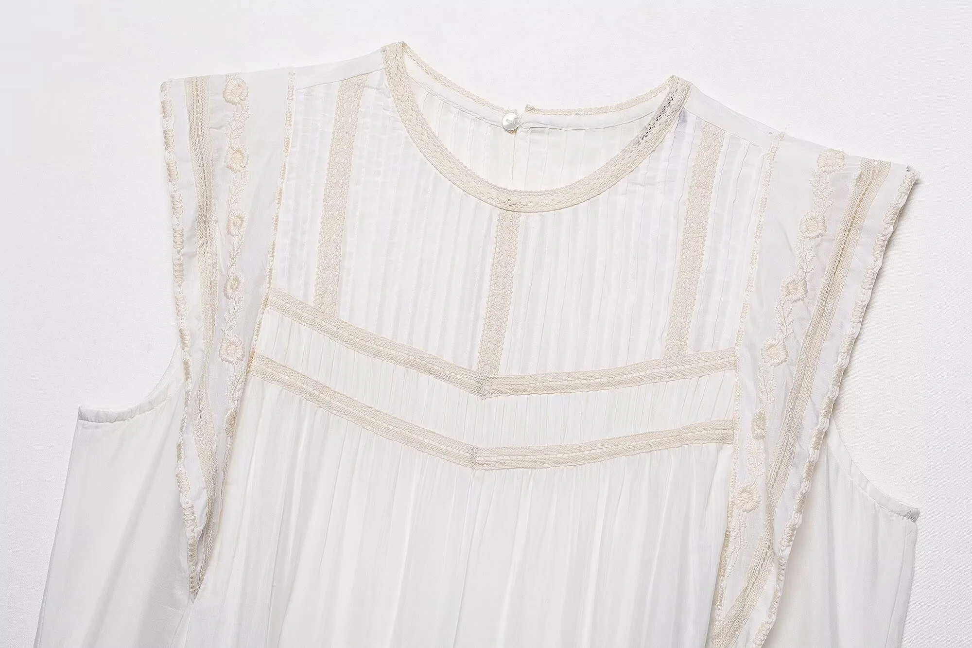 Damska koszulka bez rękawów z okrągłym dekoltem, z wykwintnym haftem, modna, uniwersalna, idealna na lato 2025.