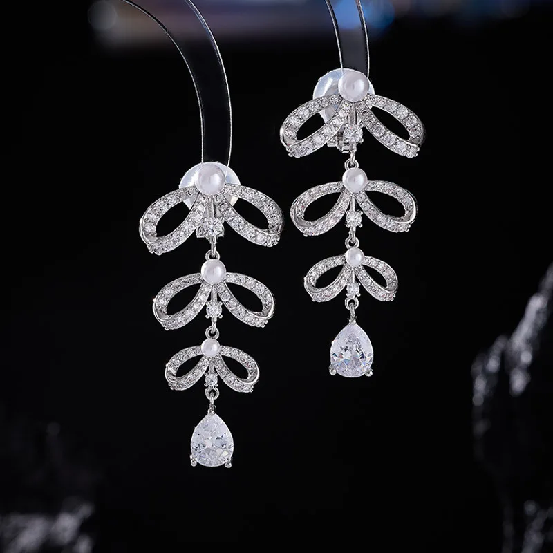 Комплект циркониевых серег с жемчугом-бантом, без пирсинга ушей, зажимами для ушей и кисточками.