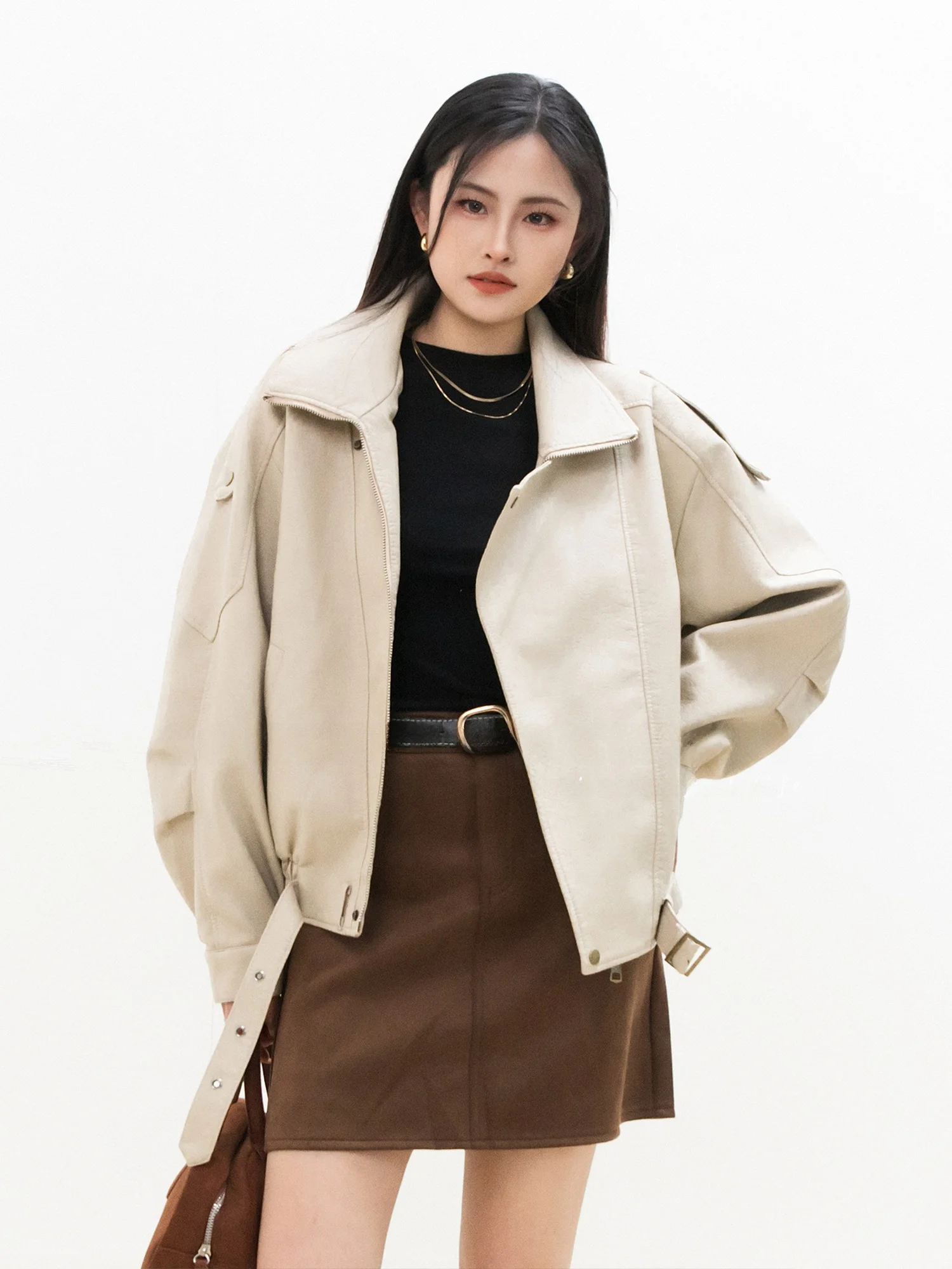 Jaqueta Feminina Chelzy de Couro PU Curta Estilo Motociclista Slim Fit Vintage com Gola Alta e Zíper