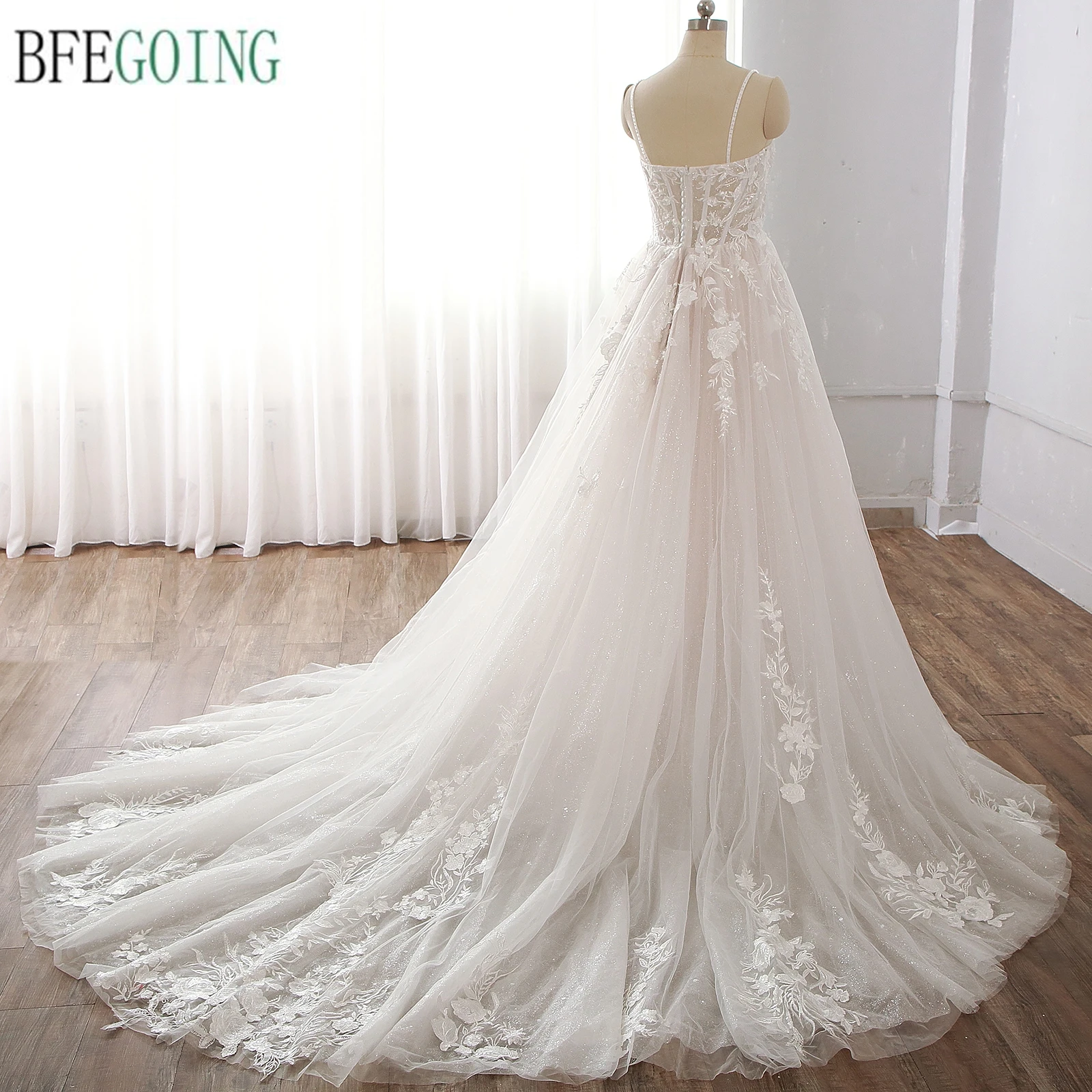 Wedding Dresses Chapel Train Customized Lace Appliques A-Line Floor-Length Sleeveless Bridal Gowns