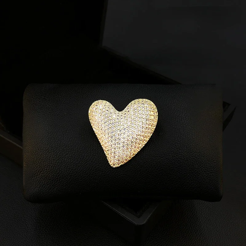 

Unique Love Brooch Women High-Grade Suit Accessories Pin Fixed Decorative Clothes All-Match Corsage Rhinestone Heart Pin Jewelry