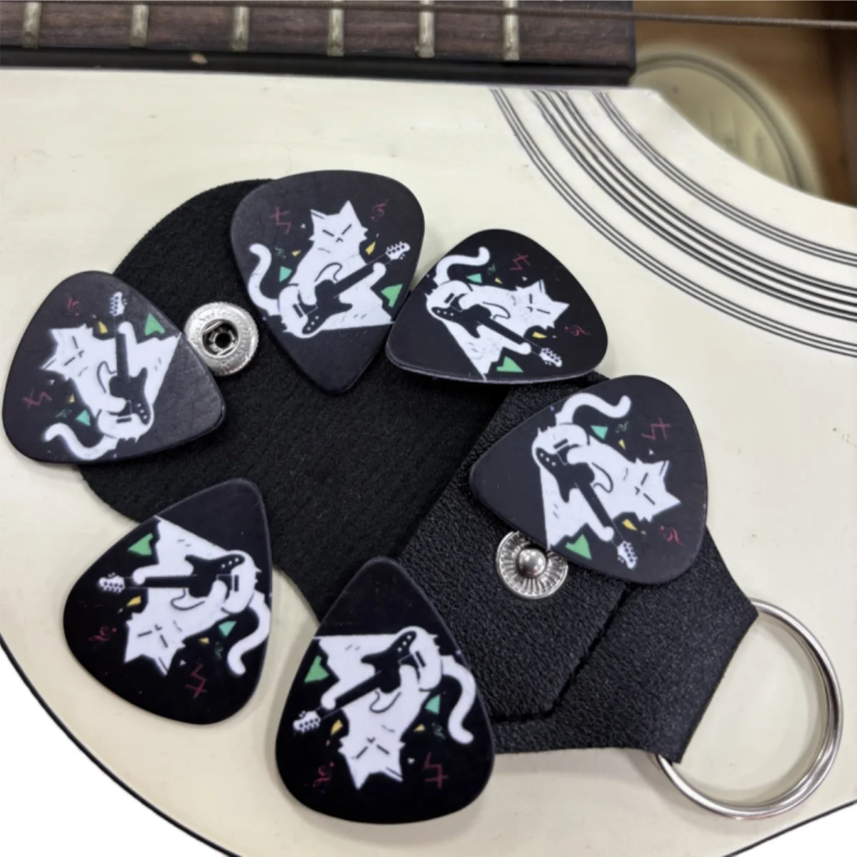 6 قطع من أعواد الجيتار الأصلية من Miwayer مطبوعة على الوجهين، مع حافظة سلسلة مفاتيح/هدية فريدة لمحبي الجهير والكهرباء والموسيقى