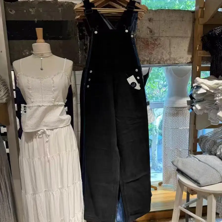 Damskie szerokie ogrodniczki jeansowe wyszczuplające, luźny krój, modne, z wysokim stanem, bawełniane, elastyczne jeansy, kolekcja na lato i jesień.