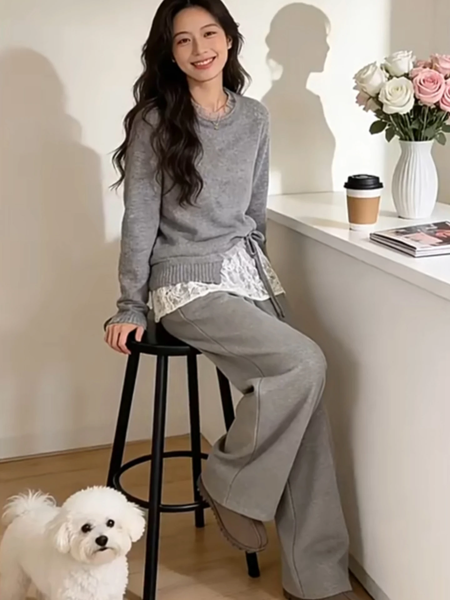 

Комплект: Женские модные брюки с широкими штанинами и кружевными вставками, а также красивый уникальный весенний вязаный топ с длинным рукавом, круглым вырезом и высокой талией, утепленный.