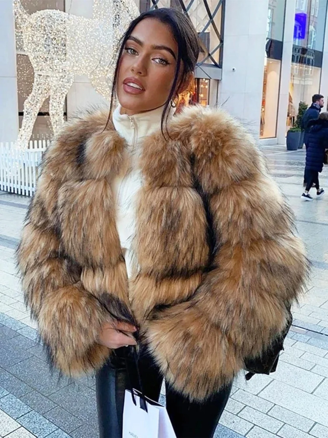 

Ladies' fashionable imitation raccoon skin coat, luxurious short warm fur top, thick and fluffy imitation raccoon fur in winter