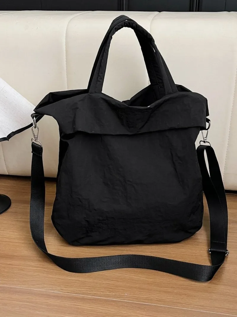 CEEKAY Mattschwarze, gekräuselte Nylon-Umhängetasche, übergroße, weiche Umhängetasche mit einfacher Überschlagöffnung, breiter, verstellbarer Stoffriemen, lässige Handtasche – Detail 13