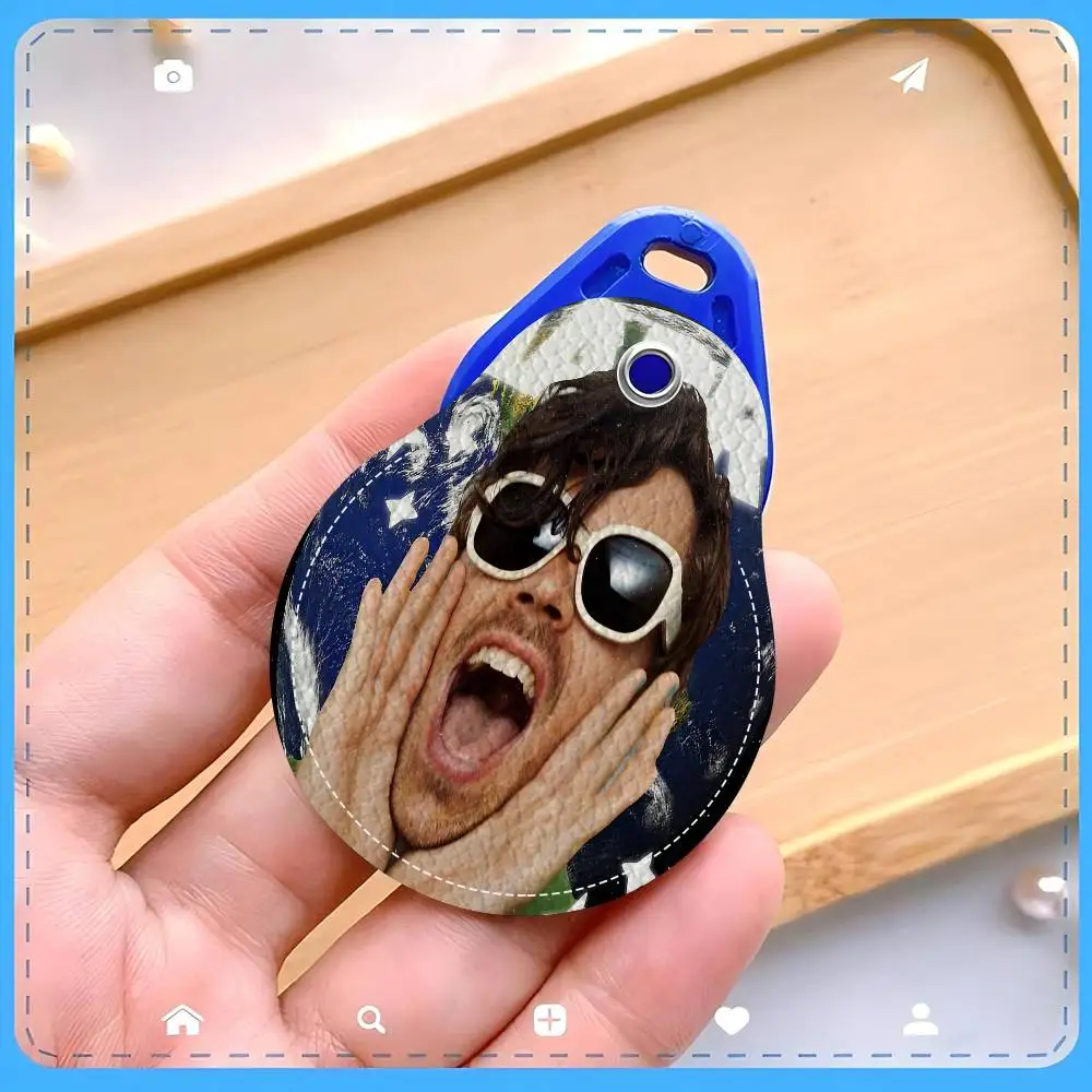 مغني البوب الشهير H-Harris_Styles سلاسل المفاتيح المستديرة للنساء بولي Leather الجلود الفراغات حلقات المفاتيح مثالية لهدايا العيد ومفضلات الحفلات #3