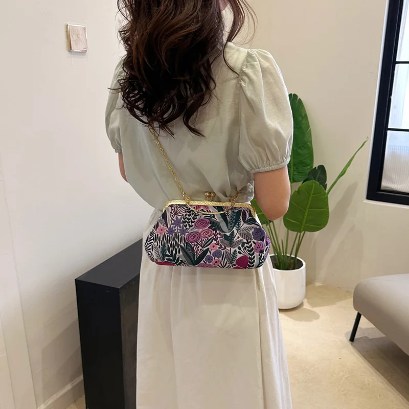 2024 Brand Retro Women\'s Cheongsam Shell Clip Chain Shoulder Bags Fashion Party Handbags Clutch Makeup Storage Package Wallets