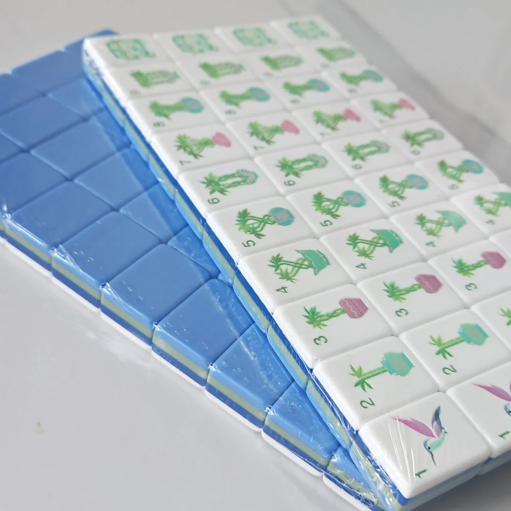 

Hot Sale Luxury Modern Engraved Mahjong Tiles Royal Blue American Mahjong Set Acrylic Leisure Family Game Portable Mah Jongg Set