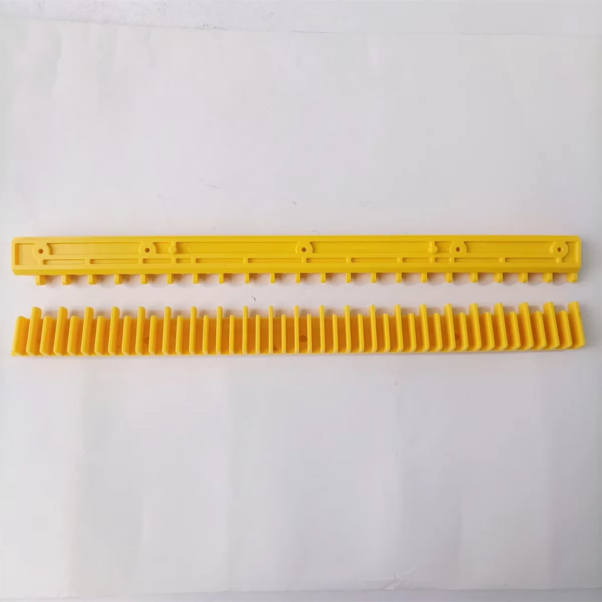 MOQ 100PCS Escalator Step Demarcation J619008A225-01 Yellow Plastic Decorative Strip Center Piece with 44 Teeth L=339mm