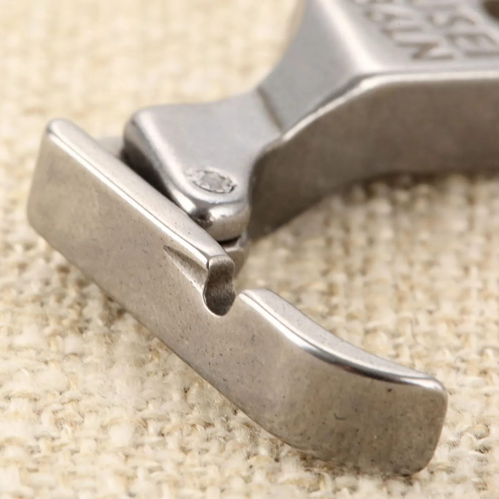 Pie de máquina de coser Industrial P36LN, agujero izquierdo de acero, buena calidad, herramienta de costura profesional DIY, 3,3 cm x 3,1 cm x 0,6 cm, 1 unidad