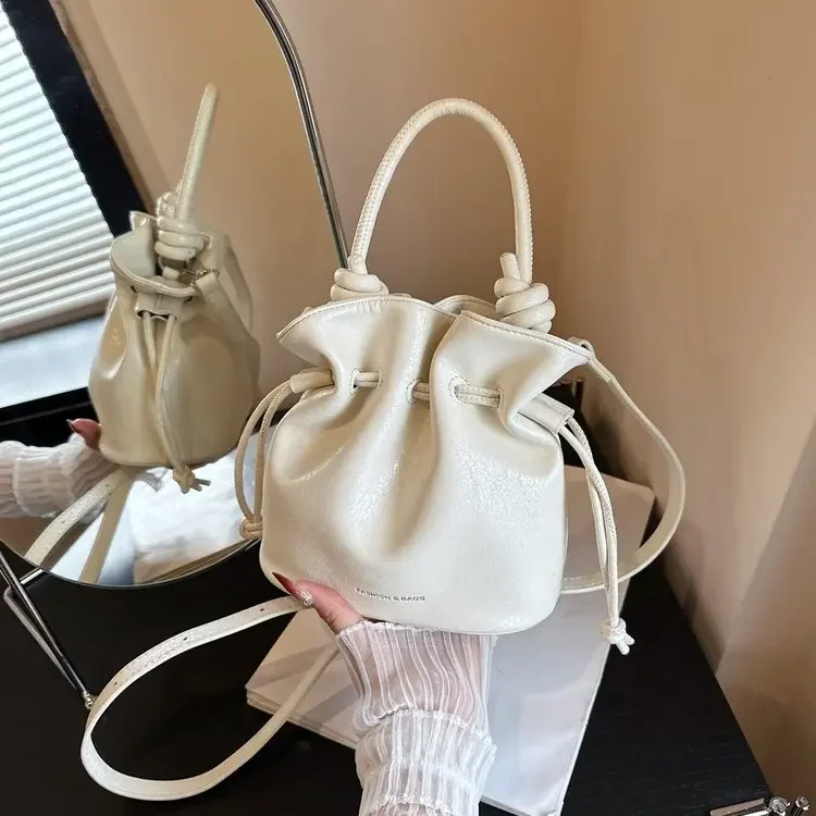 

New Simple Pumping Belt Bucket Bag Women's Commuter High-end Sense Niche Versatile Messenger Bag Foreign Fashion Shoulder Bag