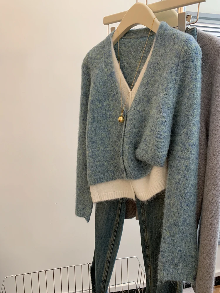 เสื้อคาร์ดิแกนผู้หญิงสไตล์เกาหลี รุ่น Zjaiss ดีไซน์หลวมแบบสองชิ้นในตัวเดียว ปี 2026 คอวี ถักนิตติ้ง สวยหรู ทันสมัย เหมาะสำหรับฤดูใบไม้ผลิและฤดูใบไม้ร่วง สีเทา สไตล์ลำลอง