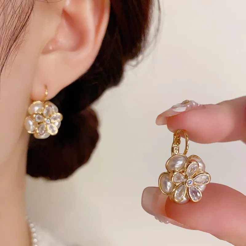 Korean Style High Quality Light Luxury Zircon Pearl Flower Personalized Design Earrings for Women Jewelry.