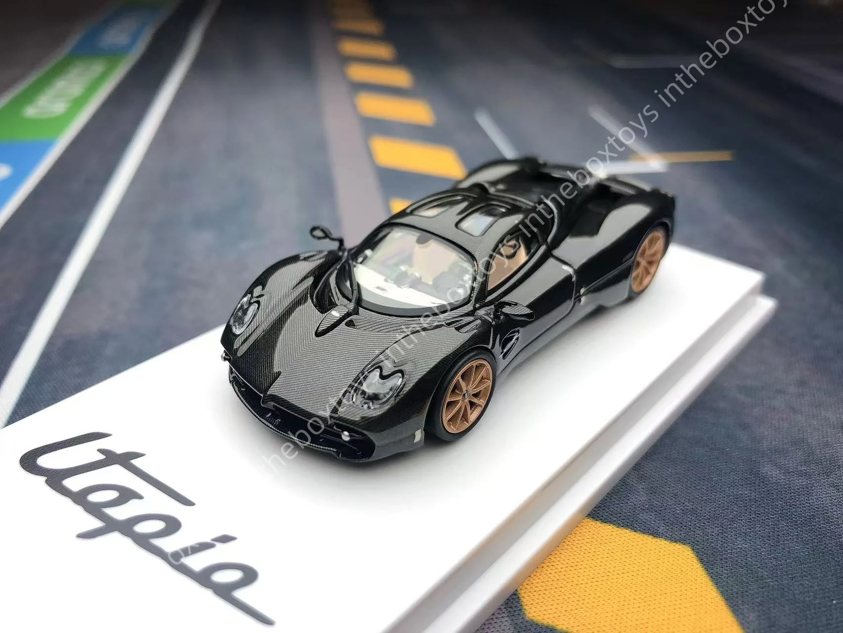 

CM 1:64 Black Carbon Utopia Racing Sports Model Diecast Display Car