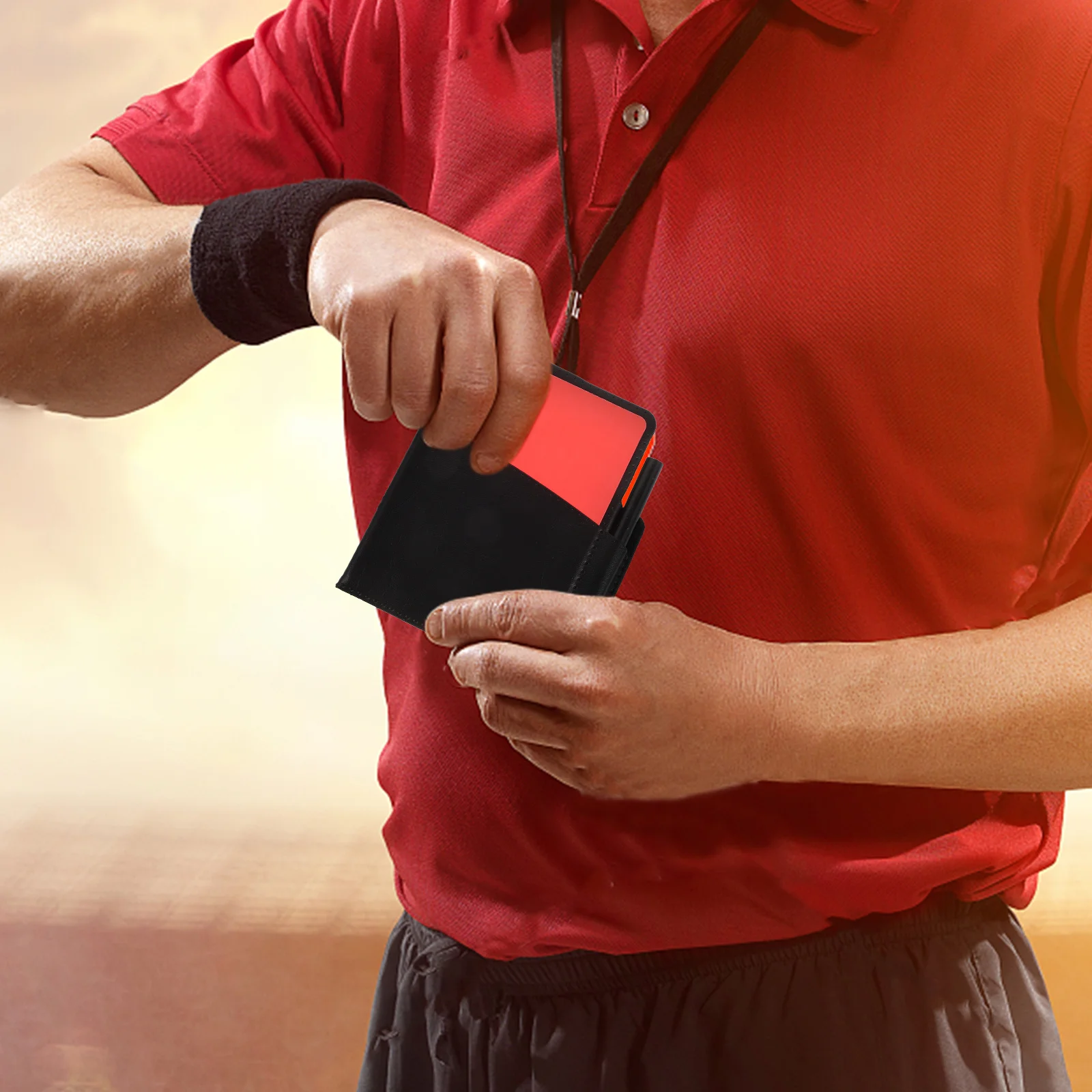 

2 комплекта профессионального снаряжения для футбольного судьи: красные и желтые карточки, блокнот, ручка. Портативный аксессуар для матчей. Блокнот и ручка для футбольного судьи с красными карточками.