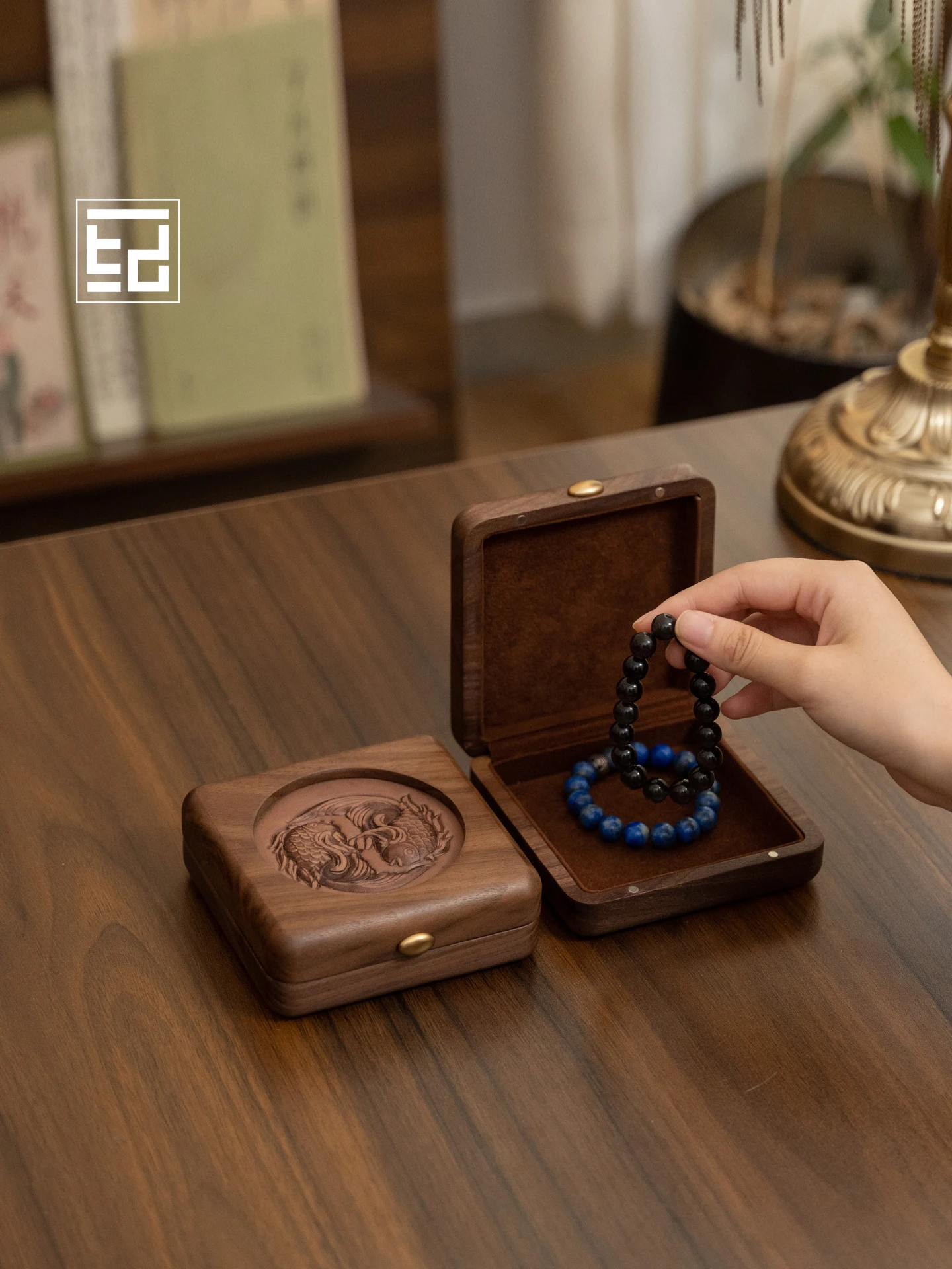 portable-wooden-storage-box-for-men's-beaded-bracelets-handmade-wooden-box-retro-style-desktop-organizer-jewelry-box