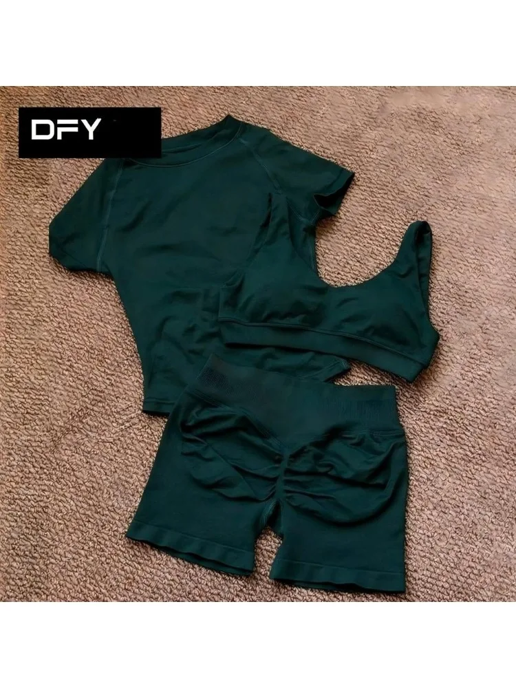 Origineel label: Driedelige yogakleding voor dames, inclusief heupliftende shorts, sportbeha en top, geschikt voor fitness, hardlopen en training. - afbeelding 2