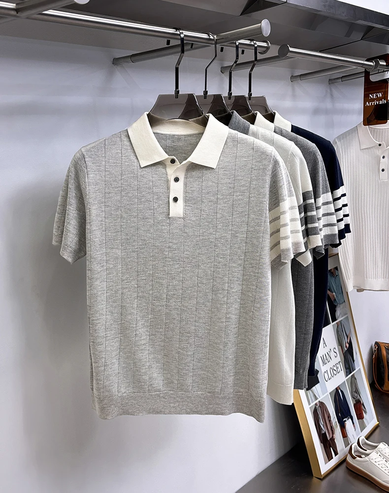 Hochwertiges gestricktes gestreiftes Kurzarm-Poloshirt für Herren, modisch, luxuriös, sommerlich, weich, bequem, lässig, farblich abgesetzt, mit Reverskragen. – Detail 9