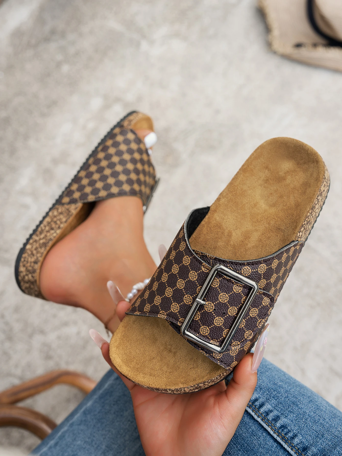 Women's All-Season Casual Simple Solid Color Pu Upper Flat Heel Slip-On Square Buckle Adjustable Beach Comfortable Slide Sandals in Multiple Sizes