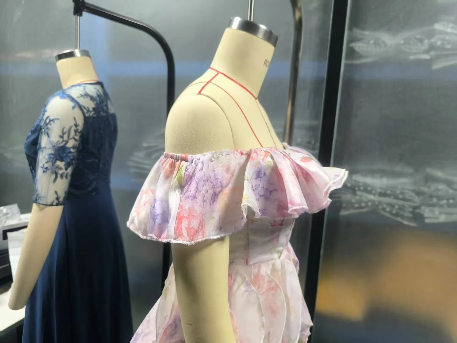 Mini abito con stampa floreale con spalle scoperte e top a tubo