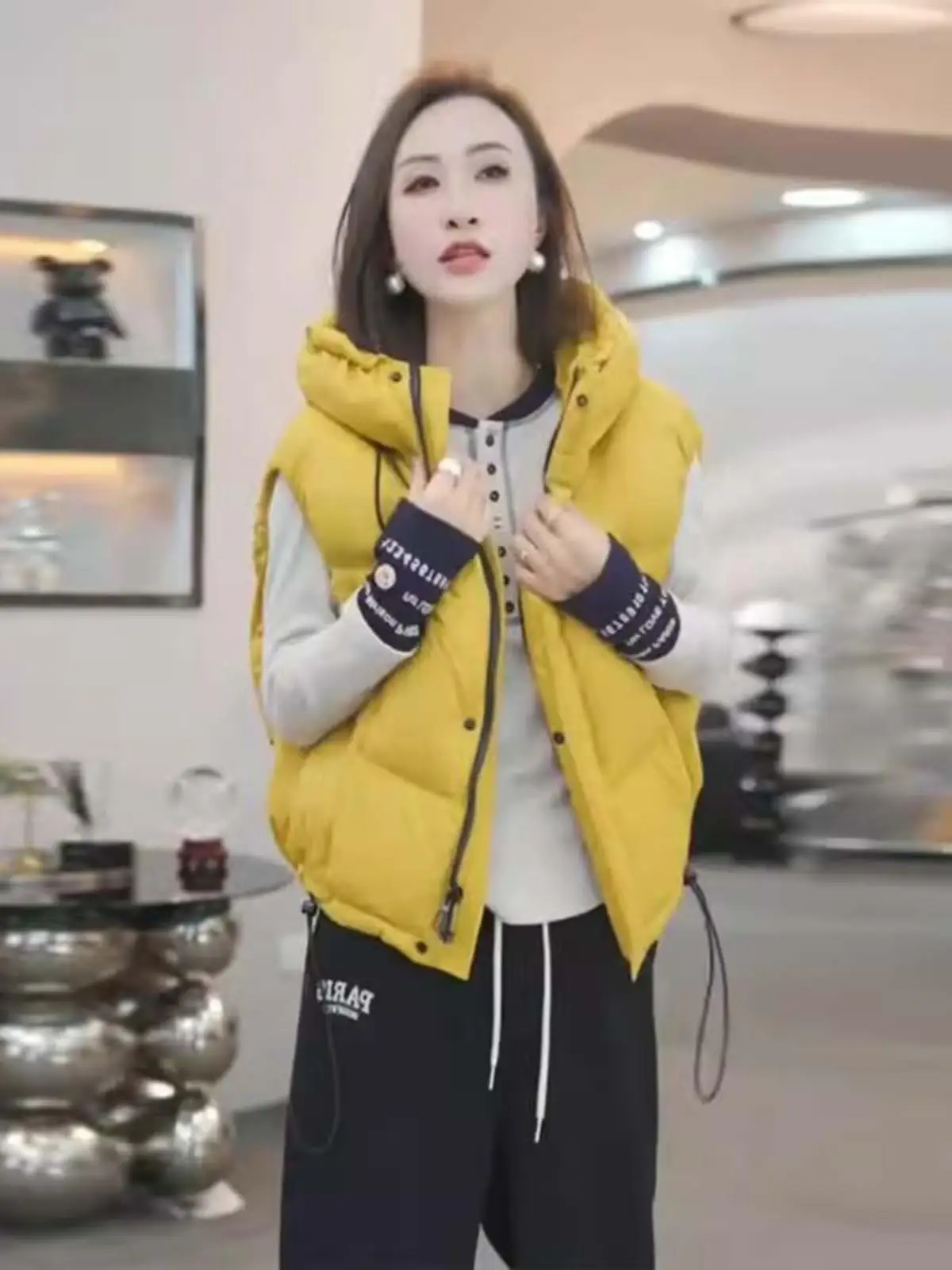 

Women's down Cotton Vest 2026 Winter New Thickened Hooded Short Casual Fashion Shoulder Pad Outerwear Zipper Style Regular Le...