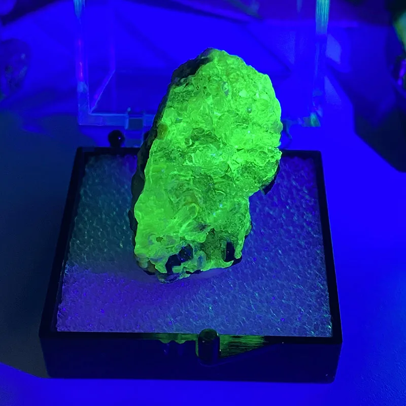 100% Natural Green fluorescent jade drop stone gemstone Jewelry accessories jewelry ornaments beads+ Box Size: 35*35*35mm