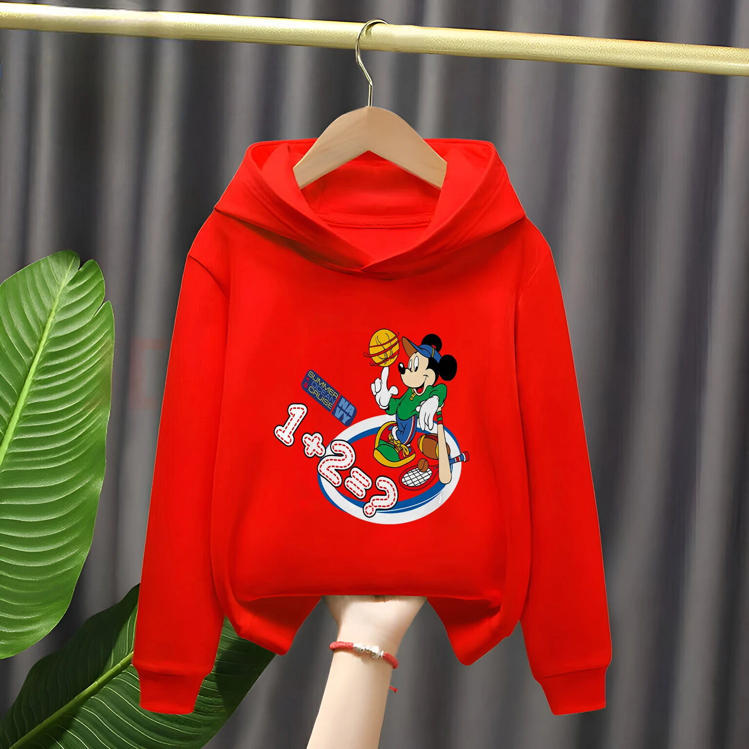 سويت شيرت بغطاء للرأس من سلسلة ديزني الجديدة مصنوع من نسيج ناعم ودافئ ويتميز بتصميم خط عنق دائري. #3