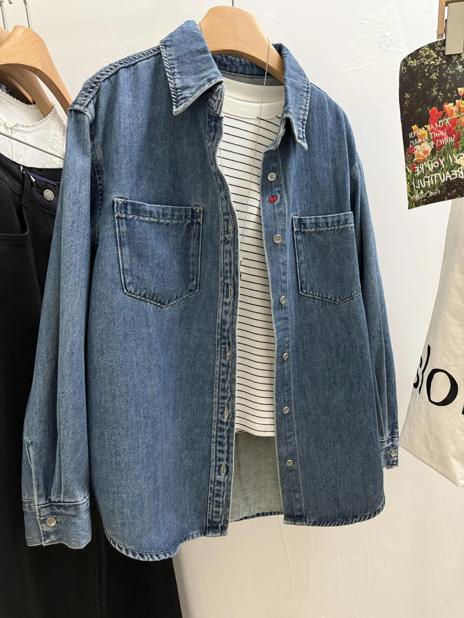 

Женская свободная джинсовая куртка оверсайз с вышивкой в виде сердца, длинными рукавами, хлопковым воротником и пуговицами