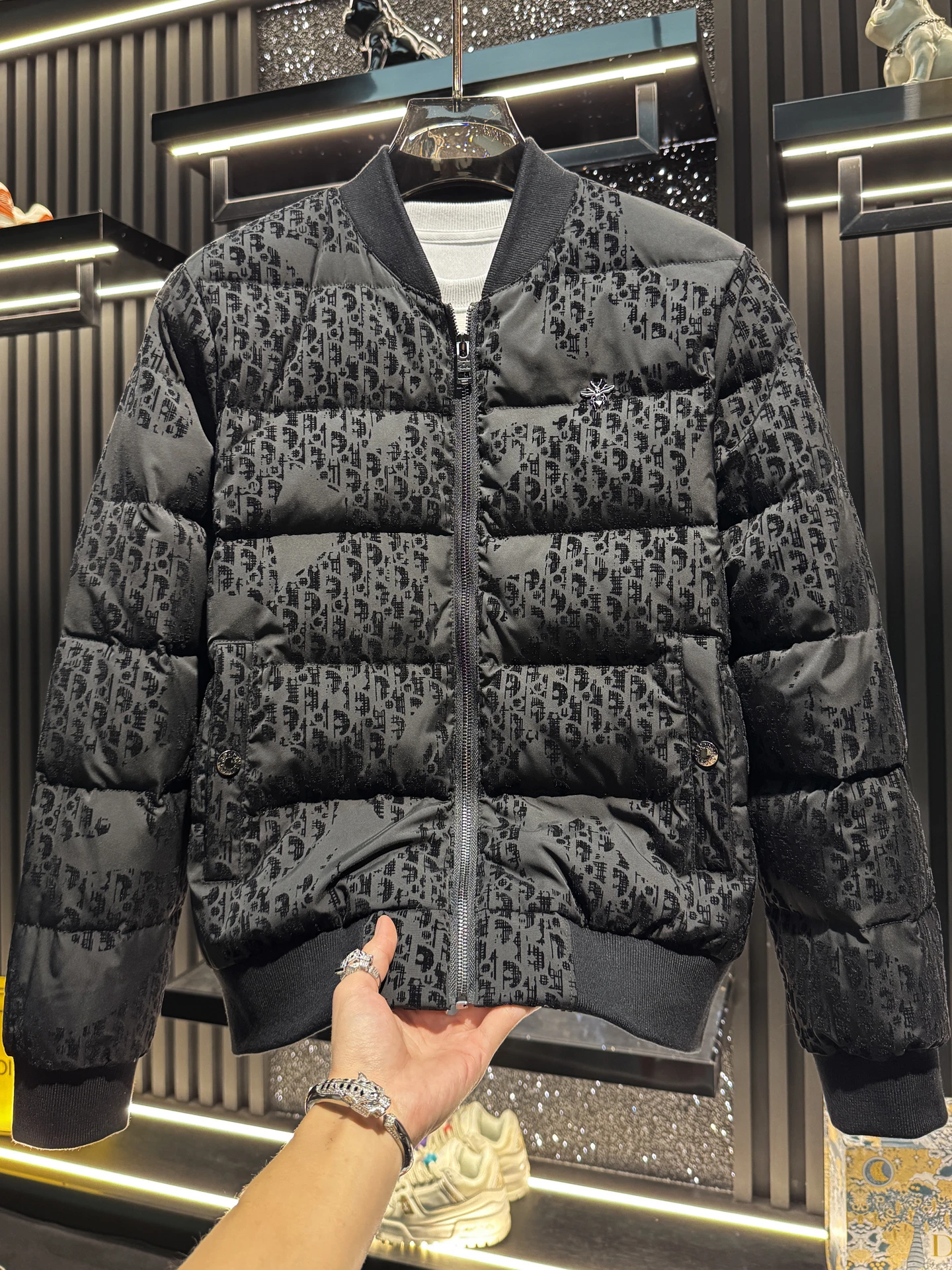 

Elegant Men's Short Baseball Collar down Jacket 2025 Winter Fashion Simple Warmth Embroidery European Style Polyester Fiber