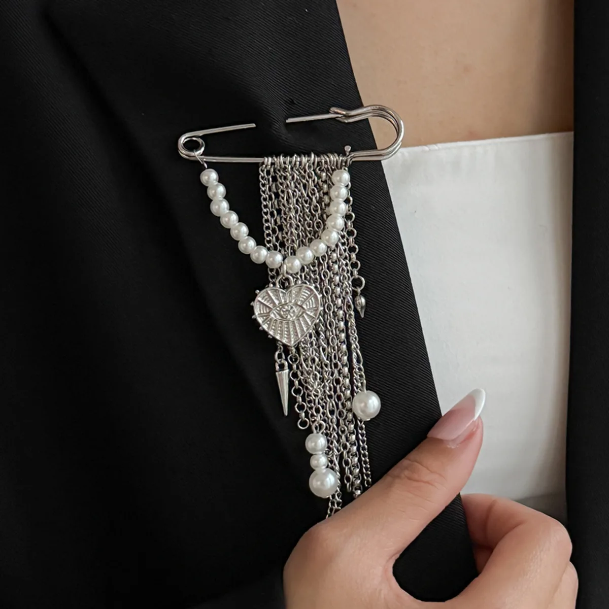SHIXIN New Trendy Imitation Pearl Heart-shaped Pendant Brooches for Women Unique Silver Color Metal Tassel Suit Shirt Brooch Pin