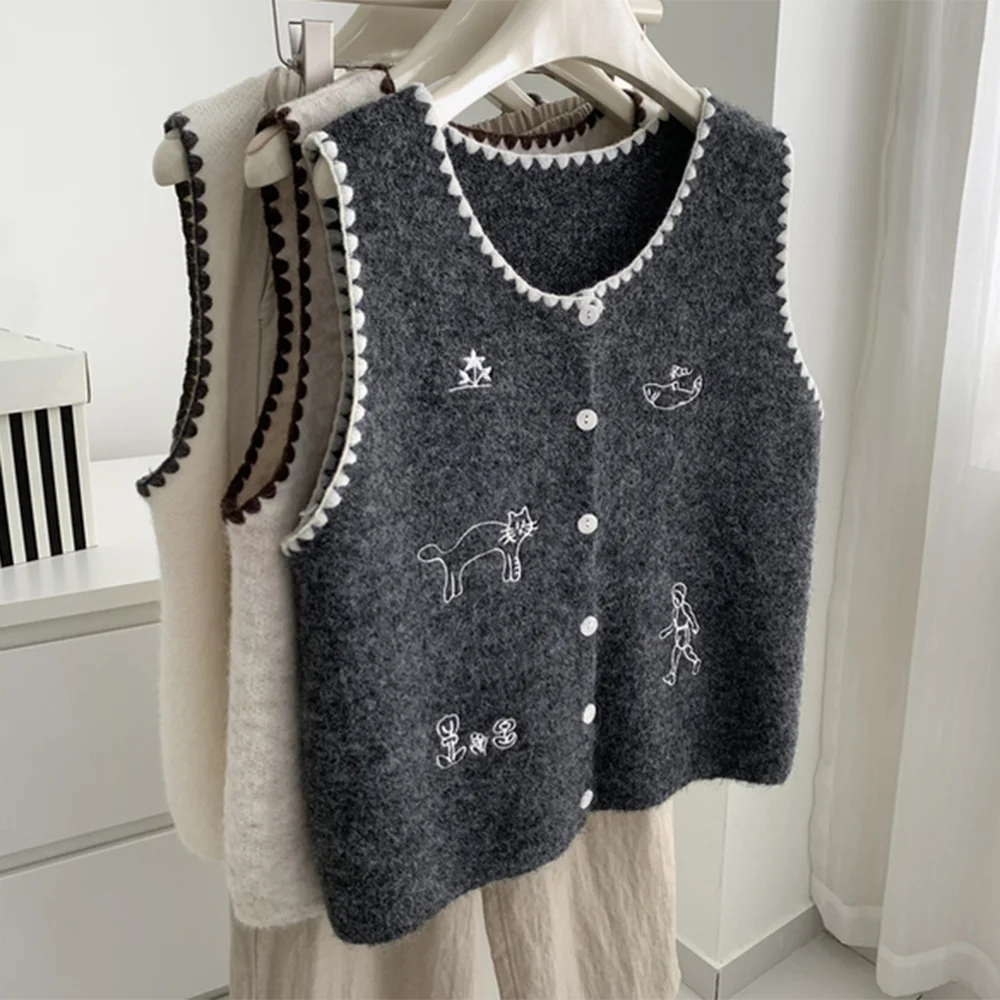 

Korean cartoon embroidered wool vest cardigan women's design sense lace shell buckle sweater vest autumn and winter