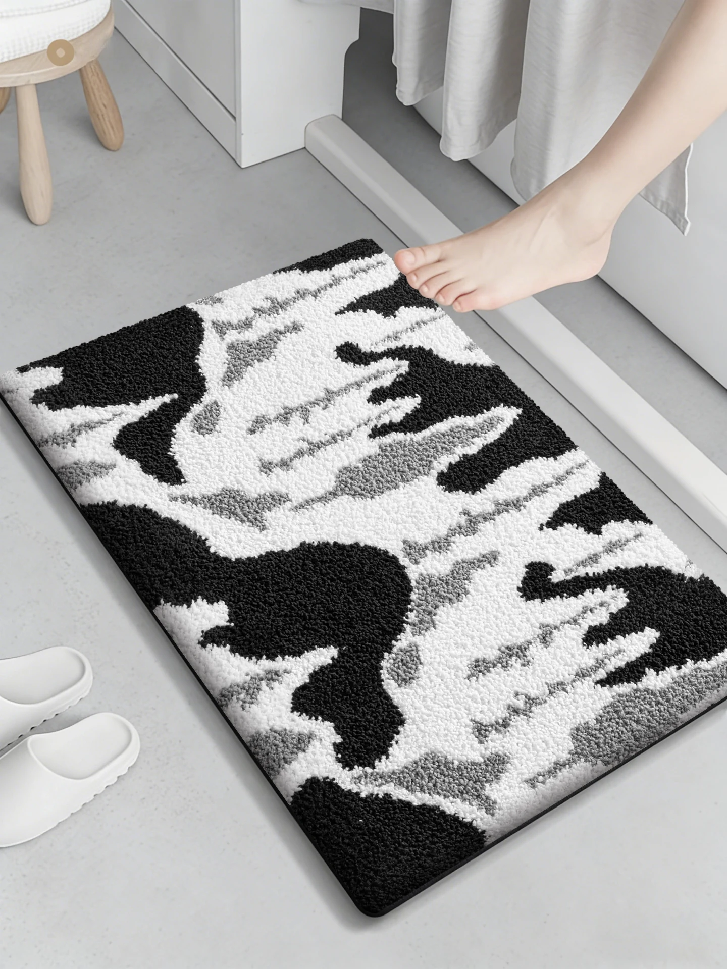 

Absorbent Bathroom Mat Slip-resistant Entrance Door Mat Toilet Rug Modern Simple Style Home Use Carpet for Bathroom