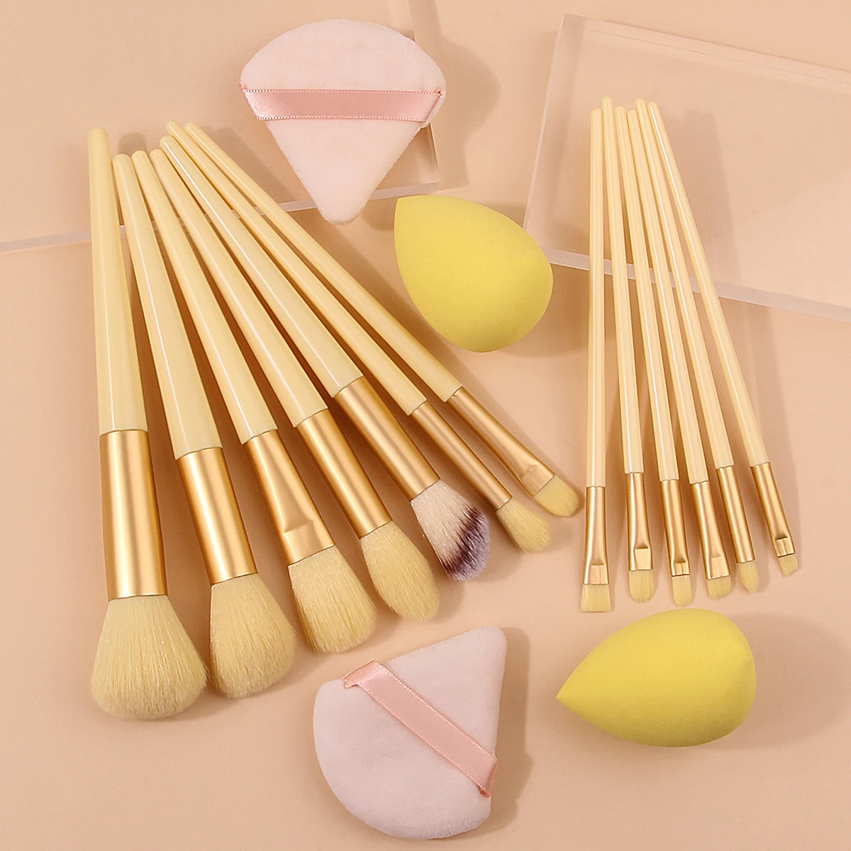 Ensemble de 13 pinceaux de maquillage portables à poils souples + 4 œufs de beauté en éponge, outils de maquillage professionnels triangulaires pour bouffées de poudre
