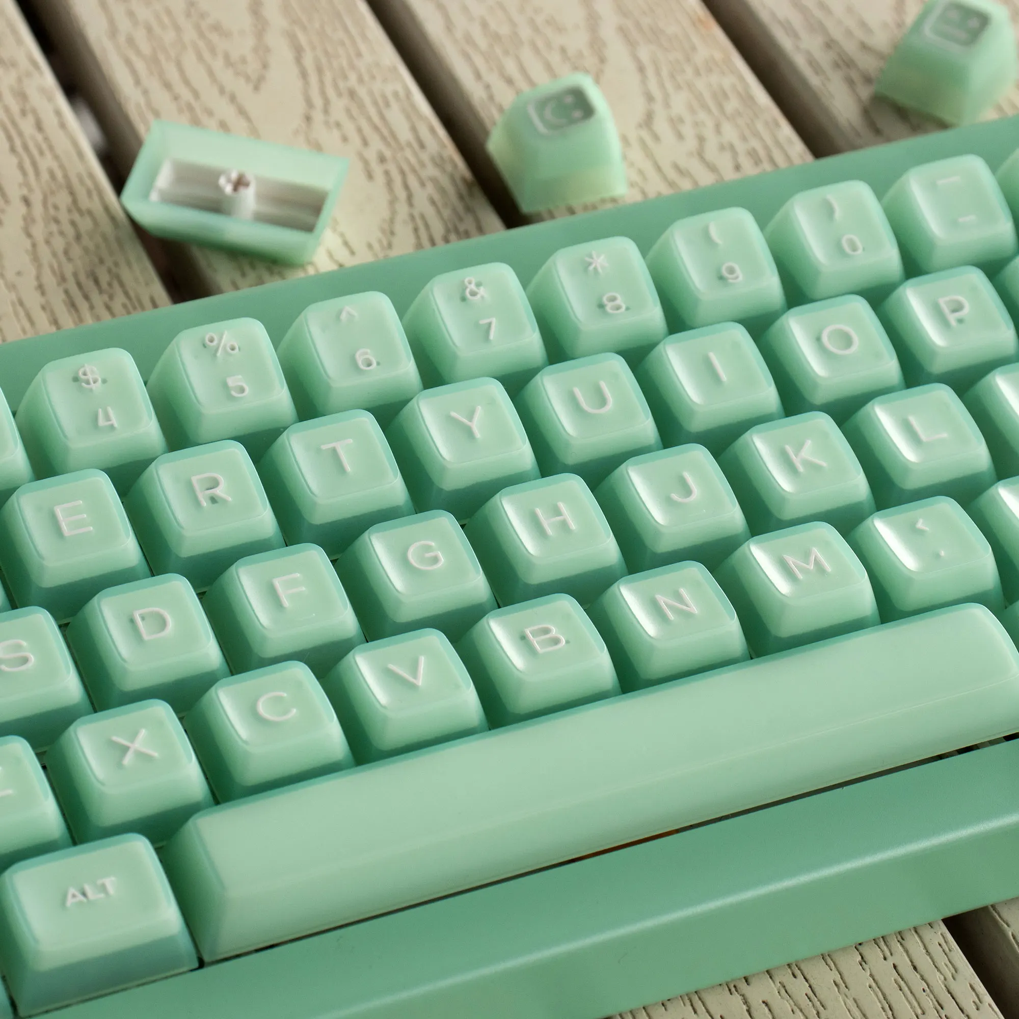 Sa Han Qingyu Keycap Complete Set Pbt Two-Color Molding 142 Keys Adapted To 61/87/99/104, Etc.