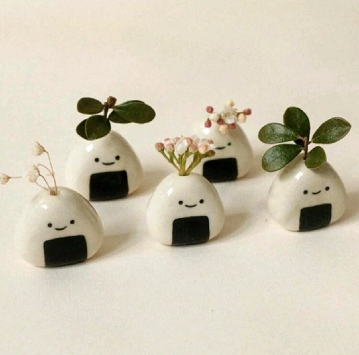 2027 1-10PCS Mini Flower Vase Cute Rice Ball Ceramic Bud Vases Onigiri Hydroponic Vase Decorative Vases Unique Vase For Dry Flow