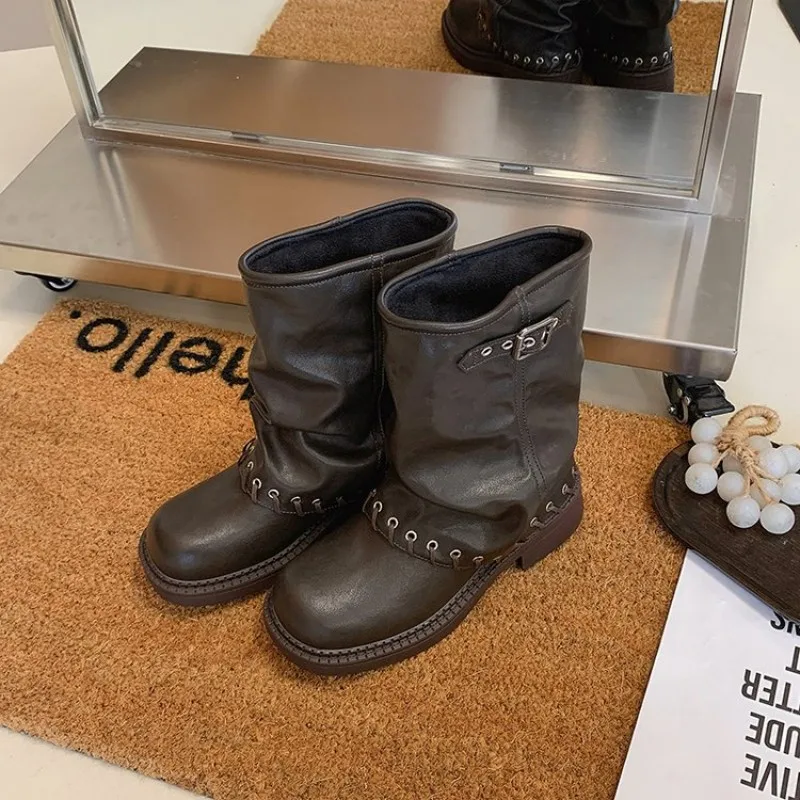 Herbstneuheit: Damen-Stiefeletten im Rock-Stil, kniehoch, mit Nieten und Gürtelschnalle, modische Stiefeletten, kurze Stiefeletten im Patchwork-Stil. – Detail 7