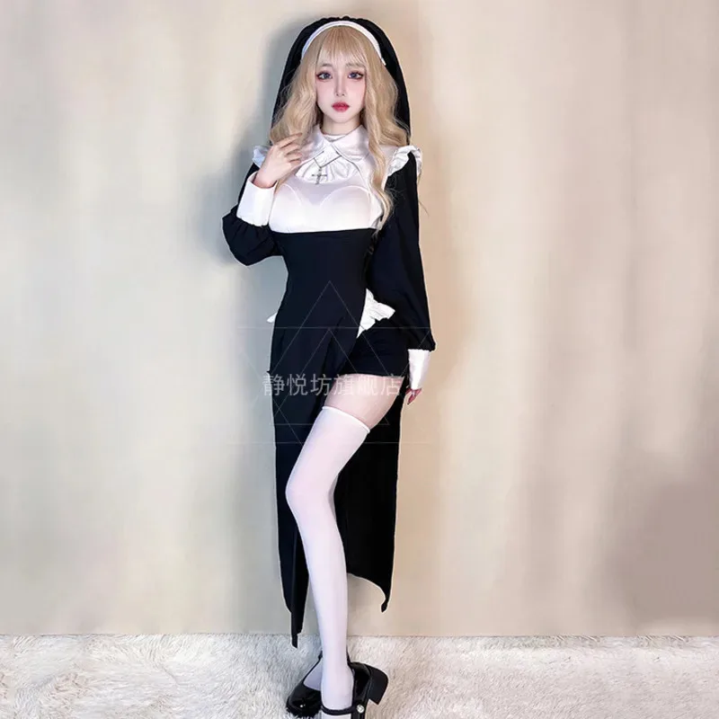 섹시한 드랙 마녀, 타이트한 메이드복, 타이트한 가운을 입은 코스프레 수녀들