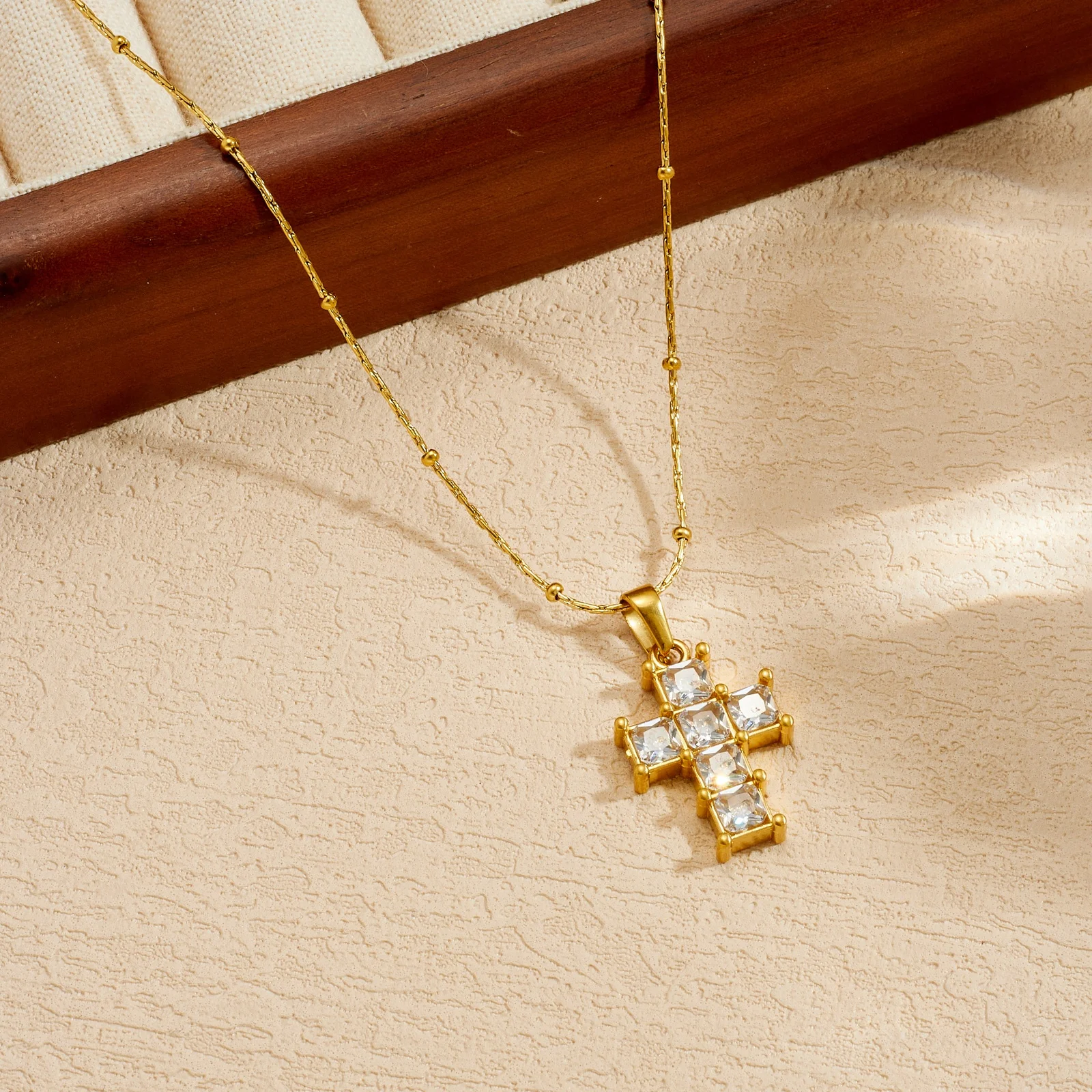 Halskette mit glänzendem Kreuz-Anhänger aus Edelstahl mit kubischem Zirkonia für Damen, klassischer modischer Halsschmuck