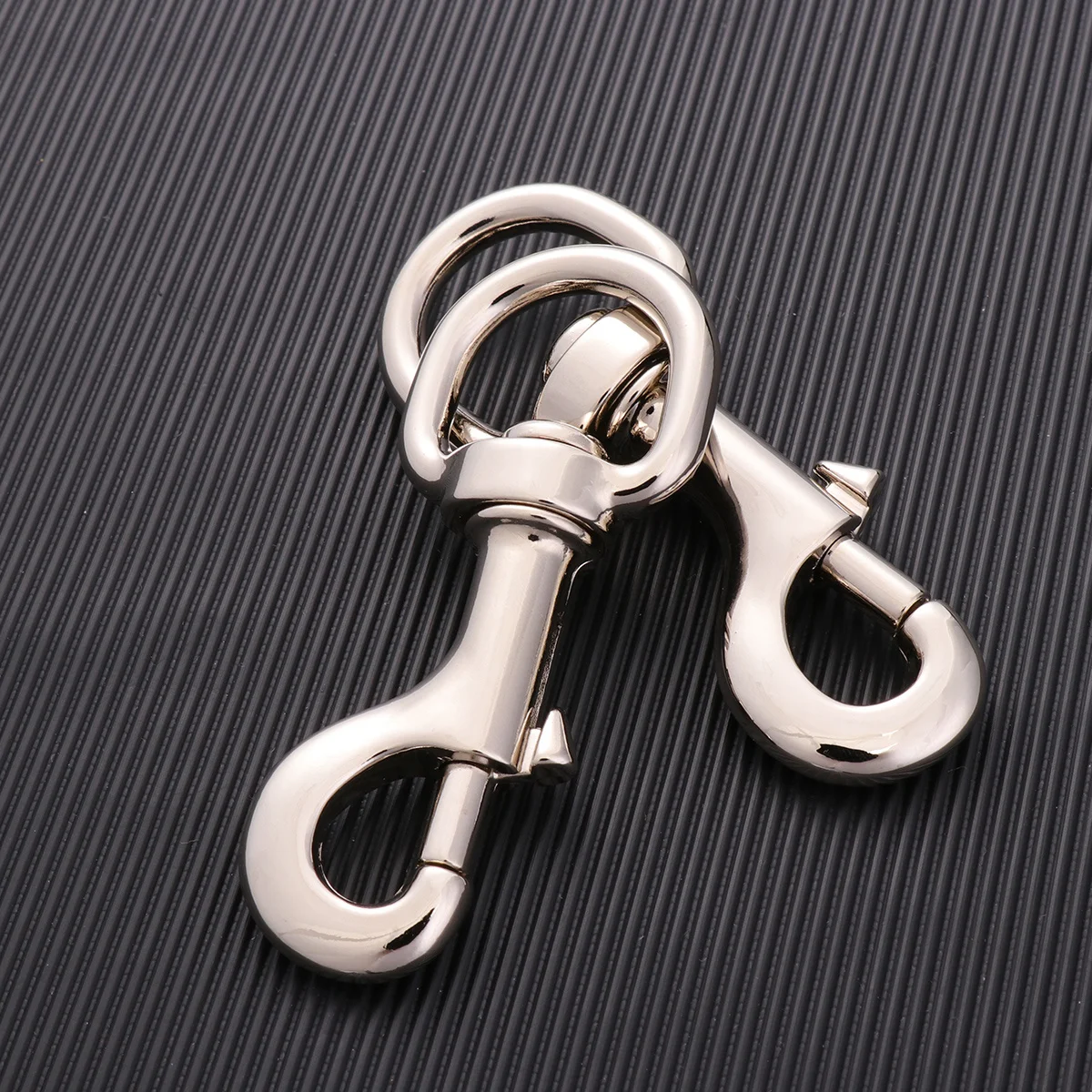 

2Pcs Pet Collar Hooks Spring Alloy Snap Hooks Rotatable Traction Rope Snap Buckle Harness Accessories for Dogs Cats