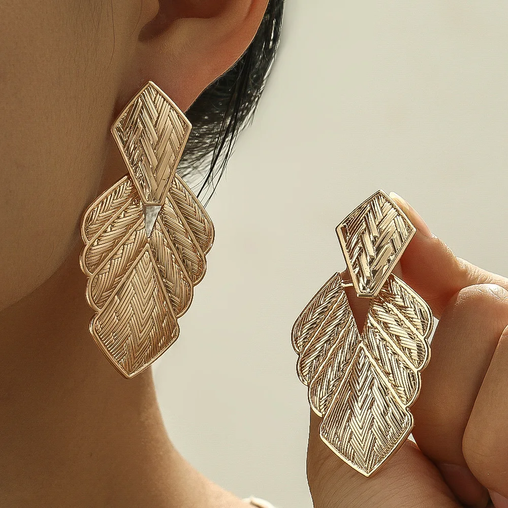 Fashion carved metal earrings with leaves personalized street shooting geometric gold-plated earrings INS wind girl earrings