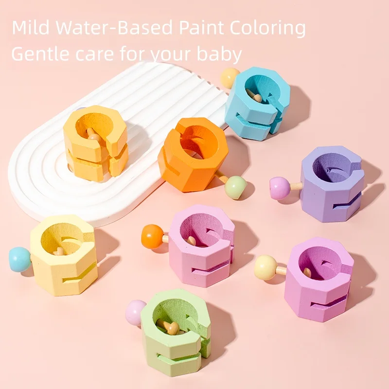 Bunte Nussspielzeuge aus Holz in verschiedenen Formen und Farben – Kinder können drehen und spielen, um Hand-Auge-Koordination und kognitiven Ski entwickelt