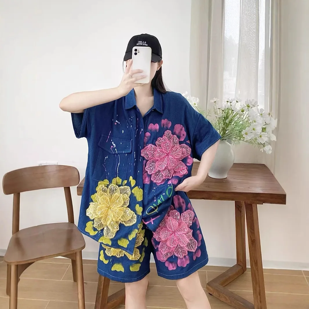 

Новинка 2026: Весенне-летний женский джинсовый костюм-двойка с объемными цветами, граффити и буквенным принтом, свободный крой, трендовый бренд