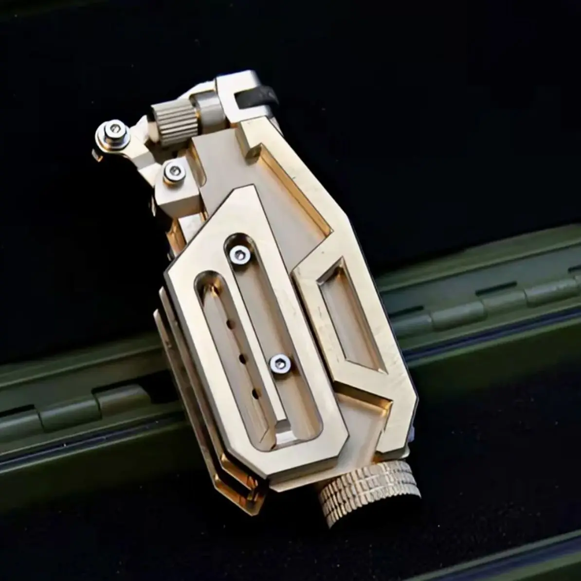 

Amazing Matte Brass Kerosen e Lighter, Absorption Wheel Fuel Lighter, Mechanic Armor Style Collection Gift