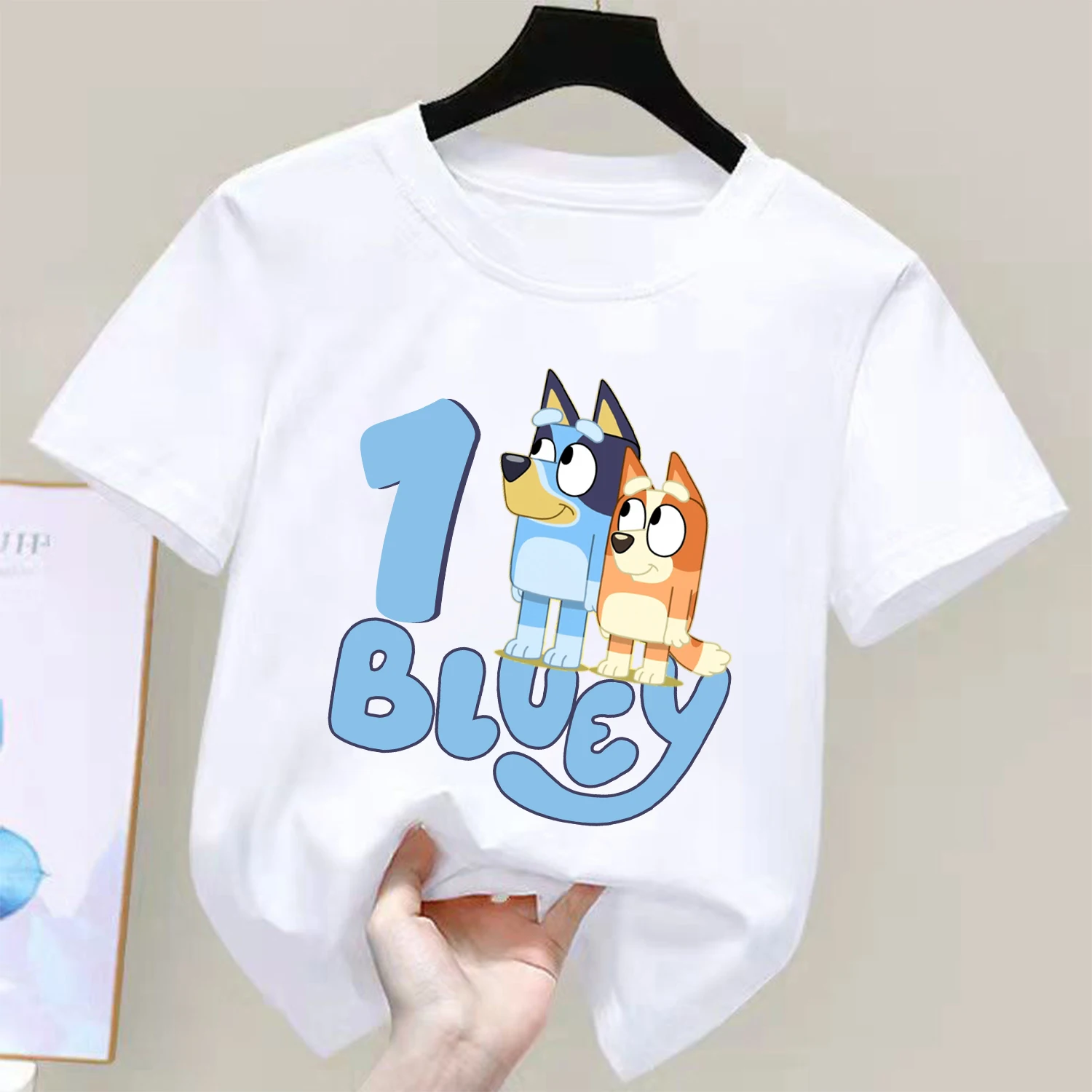 T-shirt Blueys per bambini Figura di compleanno Tee Top Abiti da cartone animato Moda bianca Manica corta Bambini Anime Abbigliamento ampio Regalo