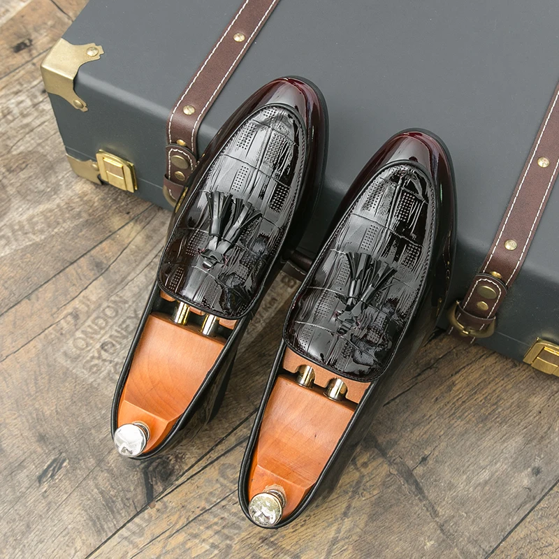

Мужские повседневные лоферы из лакированной кожи в британском стиле с острым носком, модные брендовые кожаные туфли с кисточками для банкетов