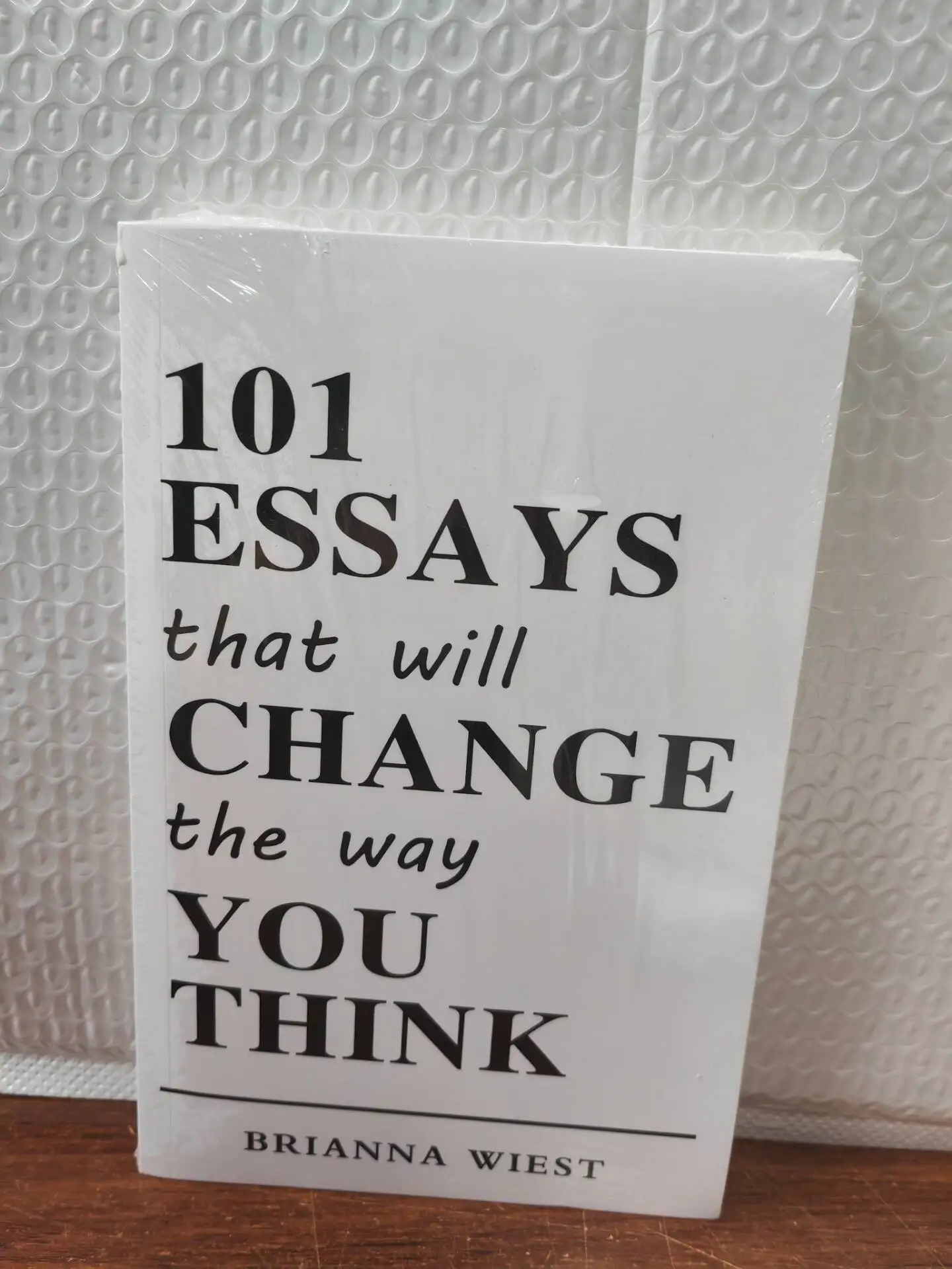 101 مقالة تتغير الطريقة التي تعتقد بها كتابًا باللغة الإنجليزية ذات الغلاف الورقي