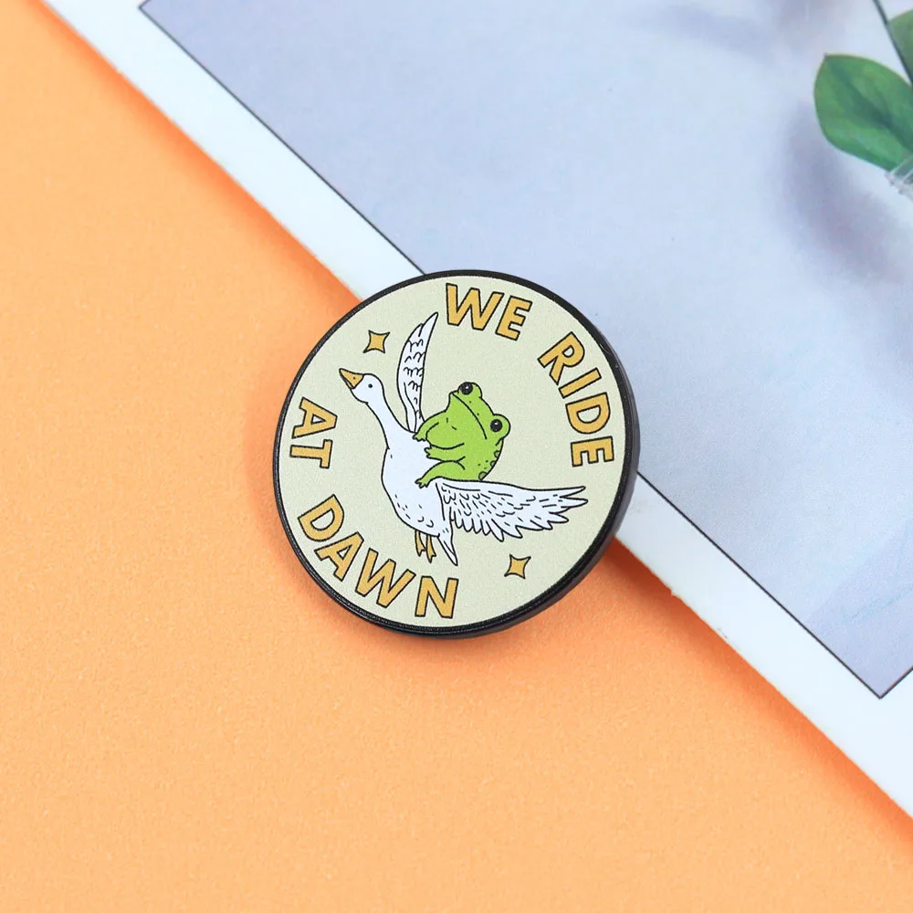Wir reiten im Morgengrauen: Frosch auf Gans Emaille-Pin, lustige Meme-Brosche für Rucksack, Kleidungszubehör, Cartoon-Tier-Abzeichen – Detail 7
