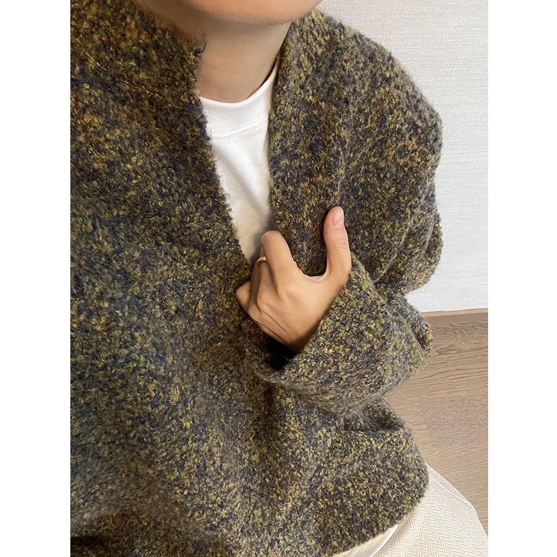 

2024 Autumn/Winter New Retro Versatile Lazy Loose Large Size Christmas Moss Green V-neck Falling Shoulder Sweater for Men